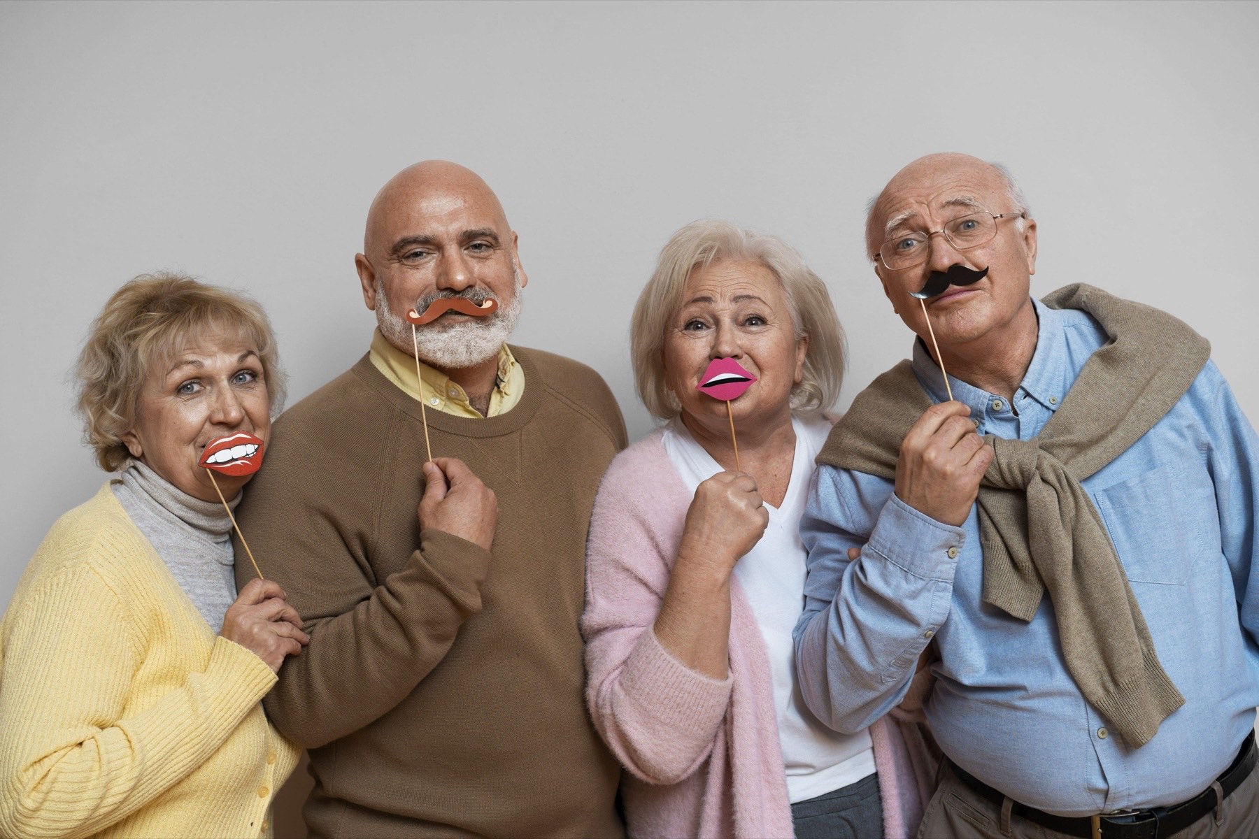 Grupo de idosos se divertindo juntos com adereços de festa